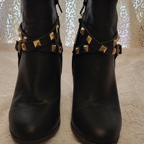 Cato black ankle boot with gold Brad accents size 8M - Picture 4 of 7